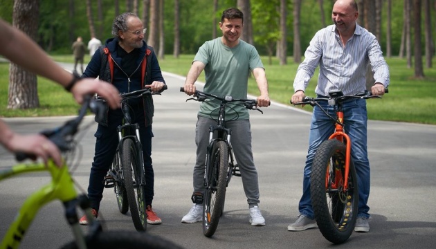 На Банковой прокомментировали общение Зеленского со СМИ во время велопробега