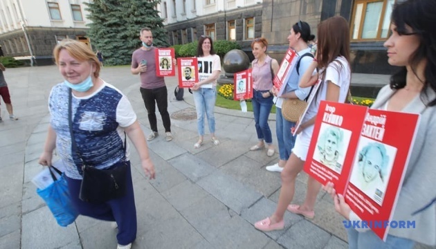 Родственники пленных, пропавших без вести и политзаключенных Кремля пришли на Банковую