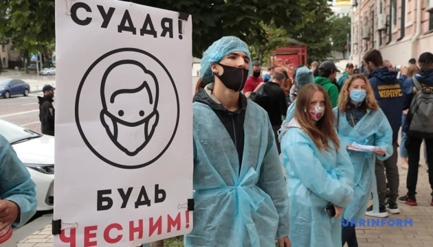 Без содержания под стражей: адвокаты Кузьменко просят изменить ей меру пресечения