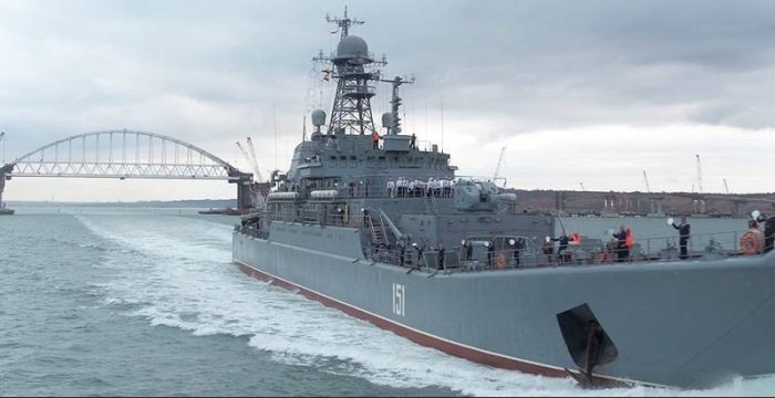 РФ не пускает корабли Украины в Керченский пролив.