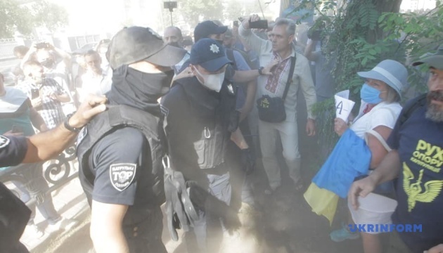 Под Радой произошла потасовка между активистами и полицией