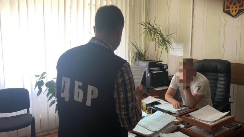 Сотрудник ГБР объявляет о подозрении