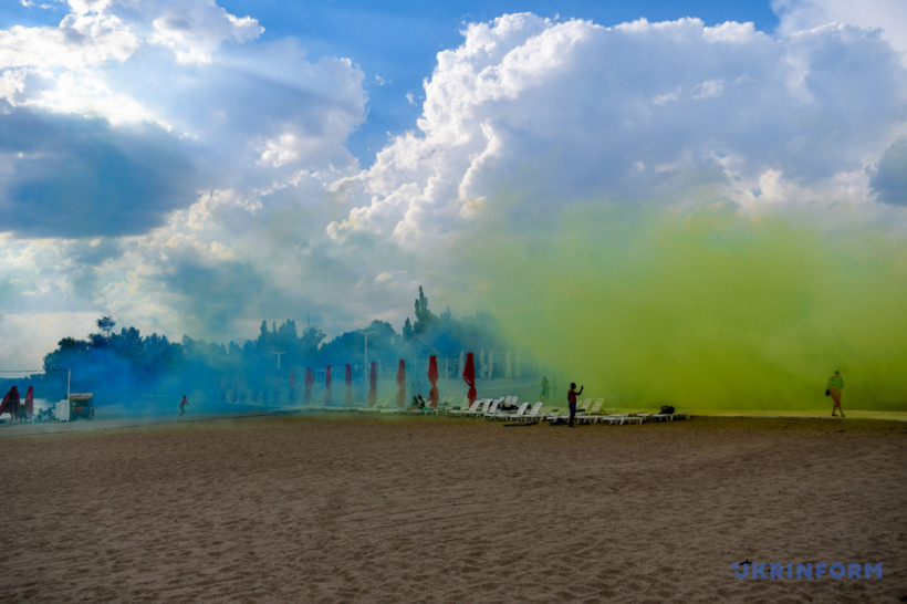 Луганщина в огне, розовое озеро и "дымовой флаг"