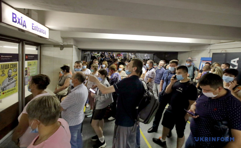 "Атака клоунов", дачная навигация и "заминированное" метро