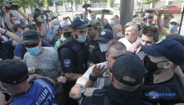 Под Радой произошла потасовка между активистами и полицией