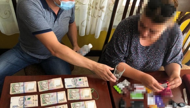 "Решение вопросов" с АМКУ за 4 миллиона: задержанной объявили подозрение "Решение вопросов" с АМКУ за 4 миллиона: задержанной объявили подозрение