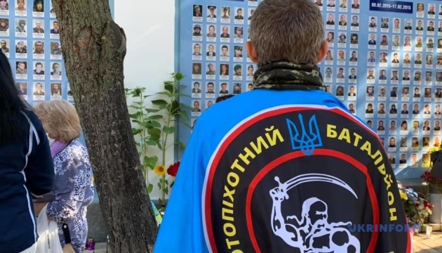 Возле Михайловского Златоверхого отдают дань памяти погибшим героям