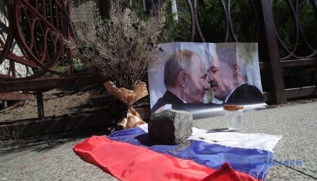 Под посольством Беларуси в Киеве провели акцию "День рождения диктатора”