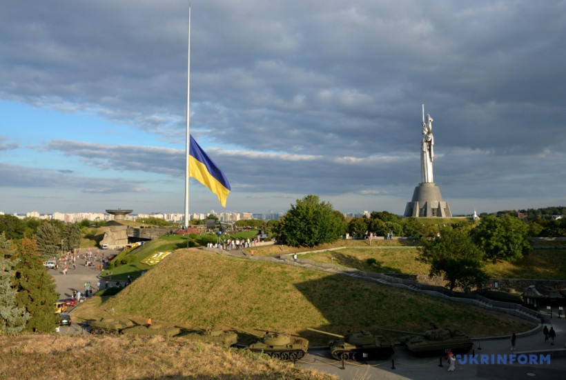 В Киеве официально подняли самый большой флаг Украины
