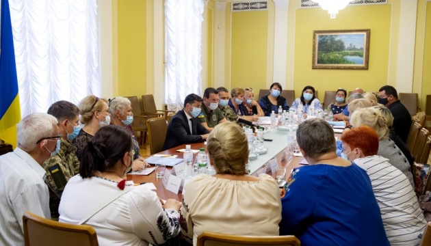 Зеленский встретился с родными пропавших без вести и погибших защитников Украины
