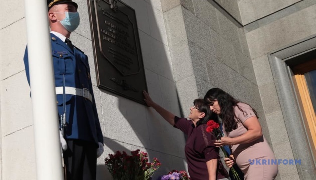 Возле Рады почтили память погибших от взрыва гранаты нацгвардийцев