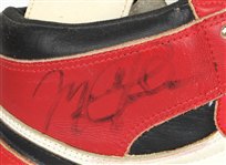 Поношені кросівки 1986 року Майкла Джордана продано на аукціоні за астрономічну суму (фото)