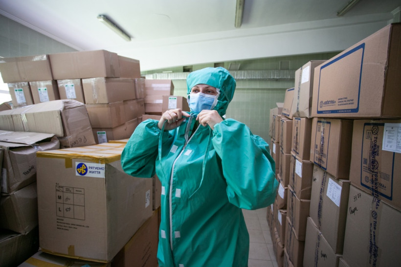 Киевстар передал больницам почти семь тысяч защитных костюмов