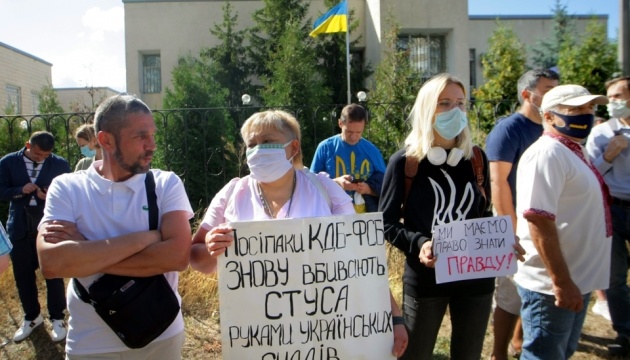 Суд в Киеве рассматривает иск Медведчука о запрете книги про Стуса