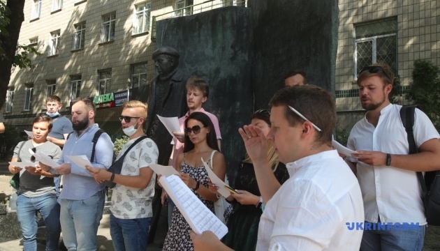 Хористы поддержали белорусов пением под посольством в Киеве