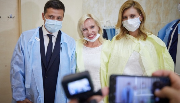 Президент с супругой посетили раненых бойцов в госпитале