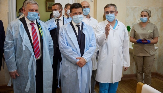 Президент с супругой посетили раненых бойцов в госпитале