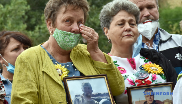Семьи погибших под Иловайском и Дебальцево военных пикетировали посольство РФ в Киеве