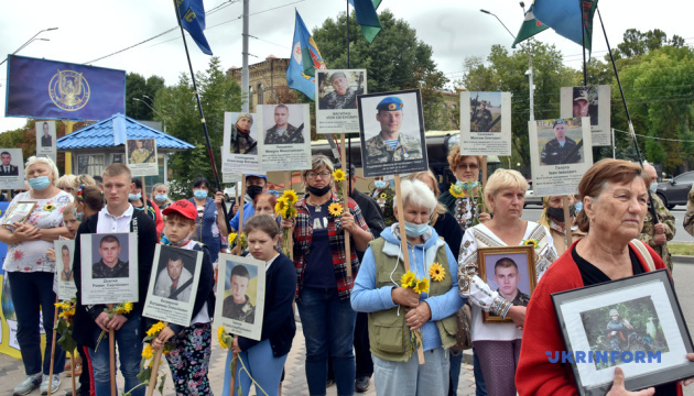 Семьи погибших под Иловайском и Дебальцево военных пикетировали посольство РФ в Киеве