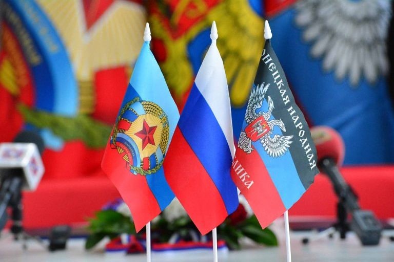 Флаг РФ и "флаги ЛДНР" 