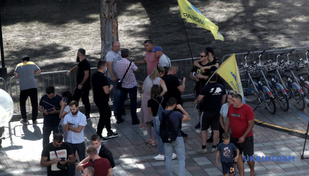 Под Радой митингуют "евробляхеры"