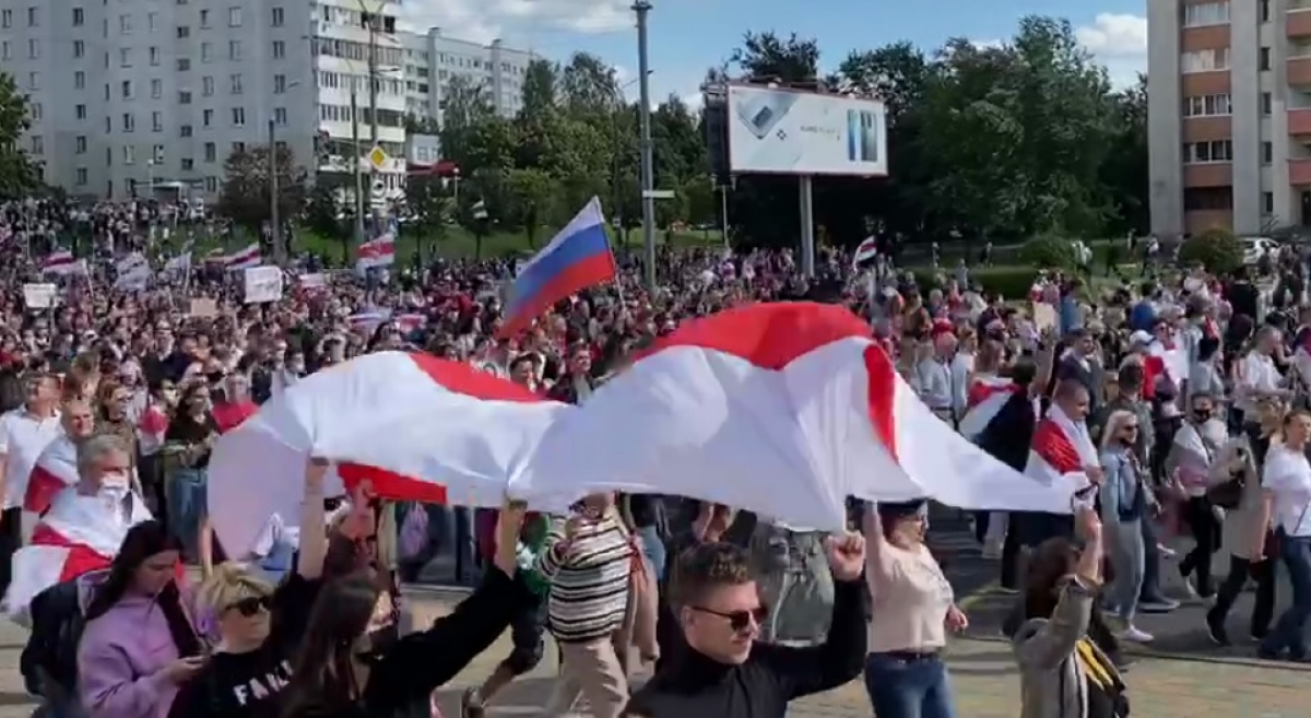 Российский флаг в Минске