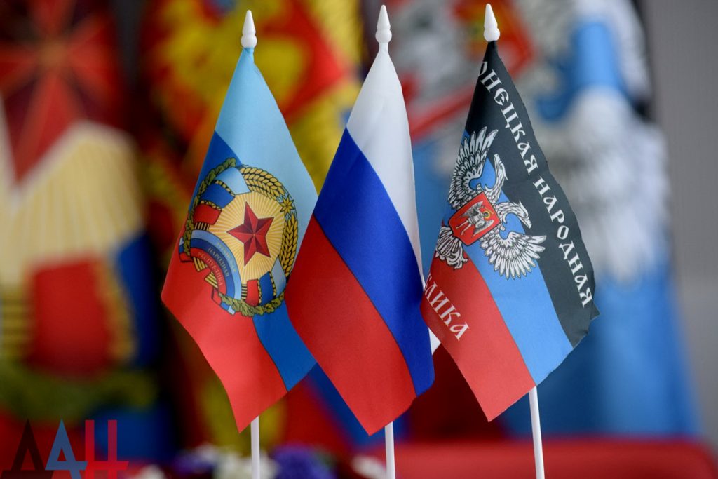 Флаги «ЛНР», РФ и «ДНР»