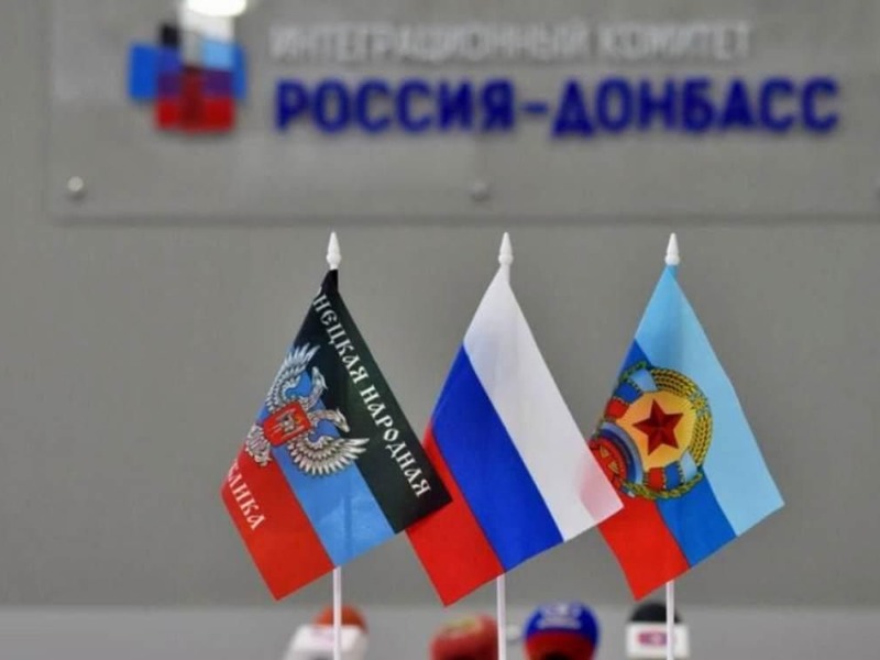 Флаги «ДНР», РФ и «ЛНР»