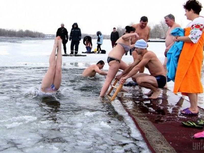 Чем опасно ныряние в прорубь на Крещение.