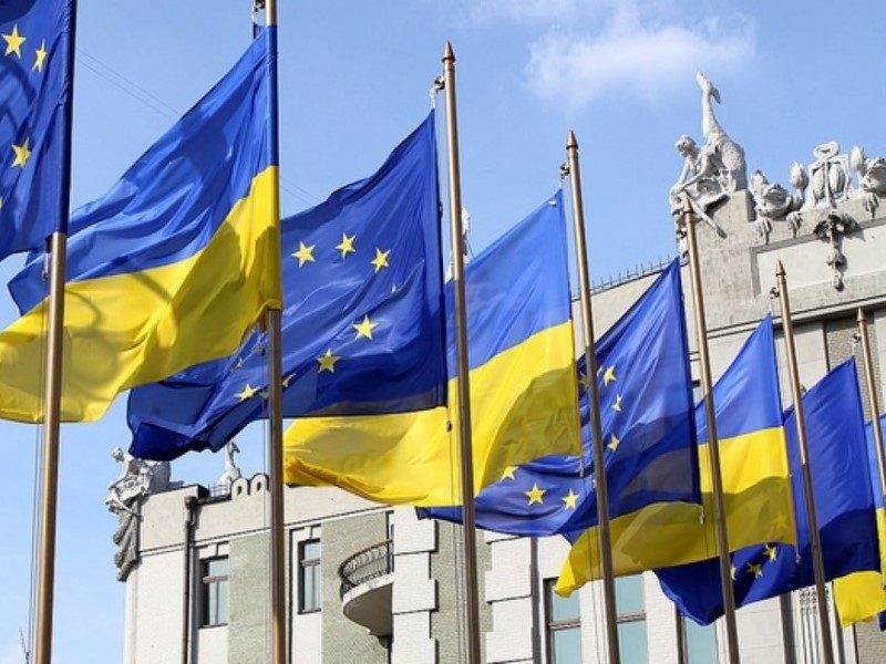 Флаги ЕС и Украины