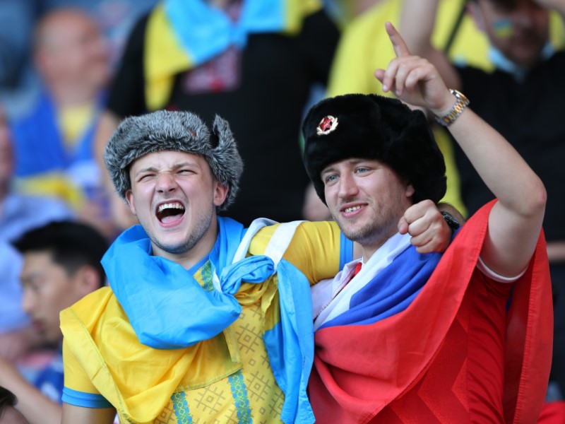 На мачт сборной Украины пришел мужчина с российским флагом 
