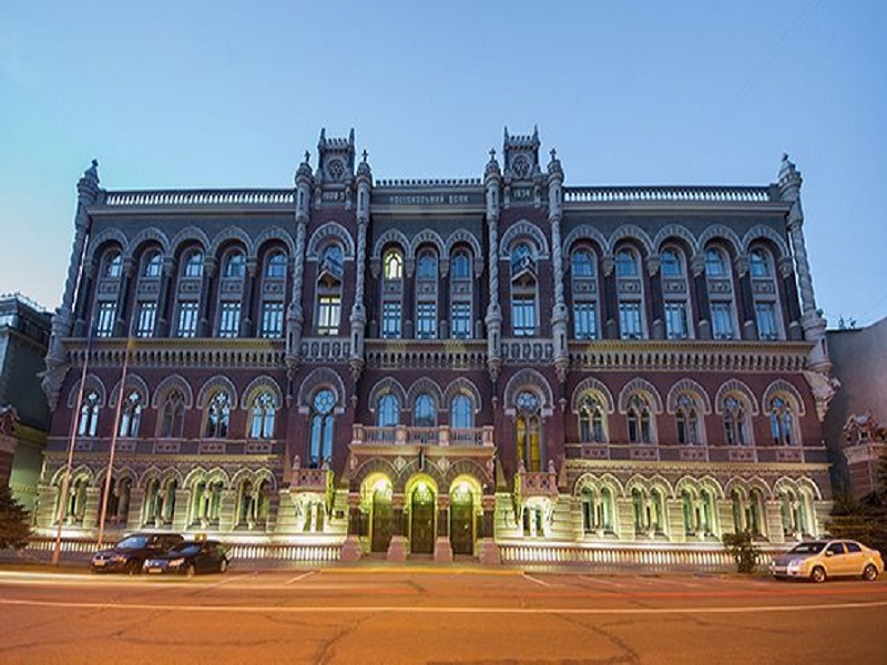 НБУ ввел в обращение новые памятные банкноты номиналом 100 и 500 гривен.