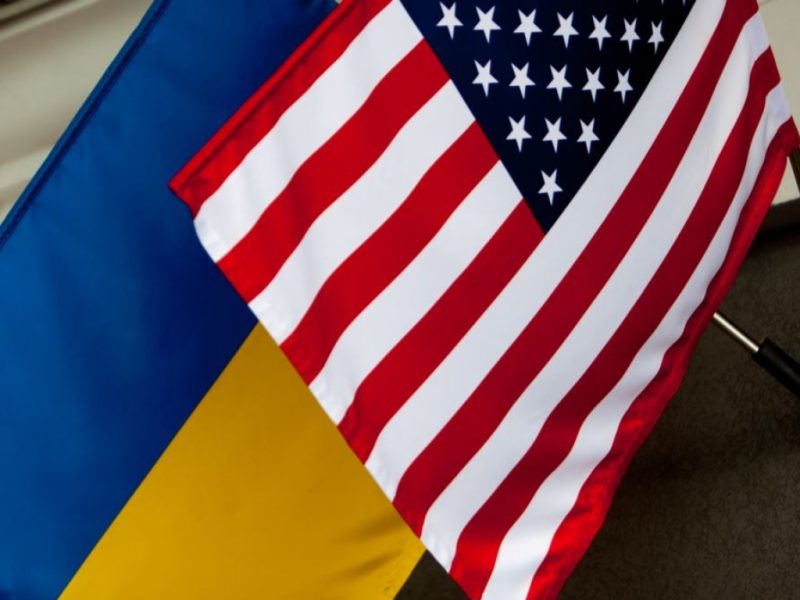 украинский и американский флаги 