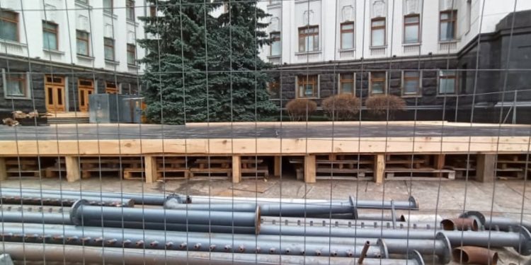 Установление катка возле Офиса президента