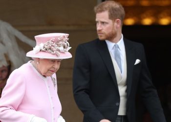 Королева Елизавета II и принц Гарри