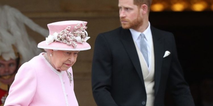 Королева Елизавета II и принц Гарри