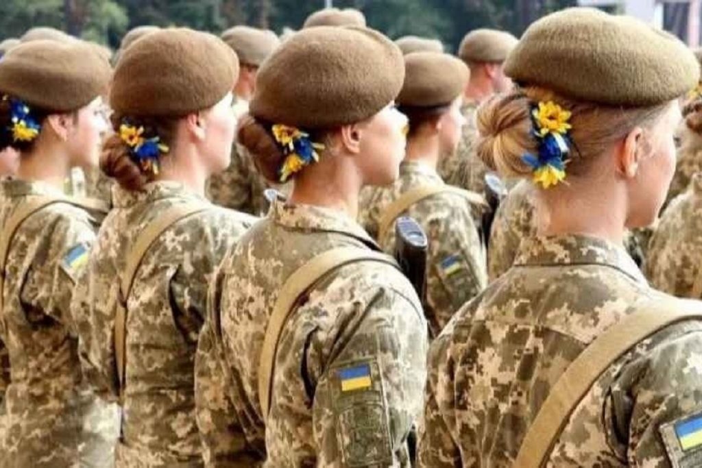 Украинских женщин обяжут стать на военный учет.