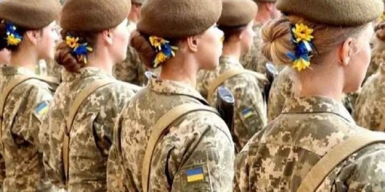 Украинских женщин обяжут стать на военный учет.