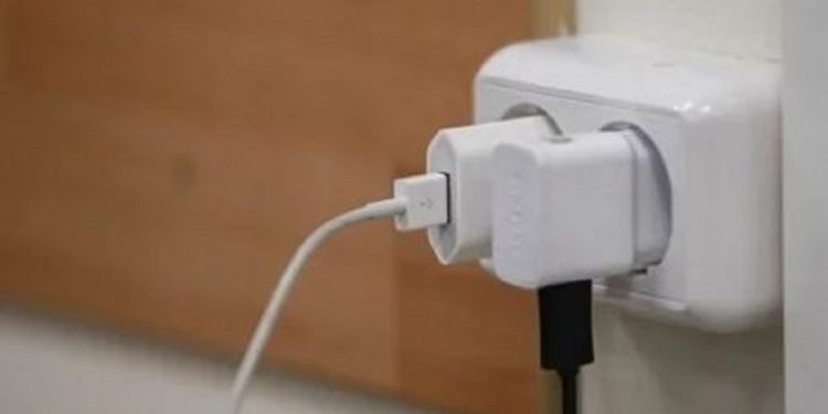 «Зарядка» в розетке, работающая вхолостую может спровоцировать пожар.