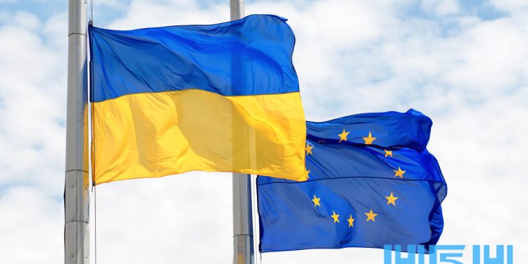 Флаги Евросоюза и Украины