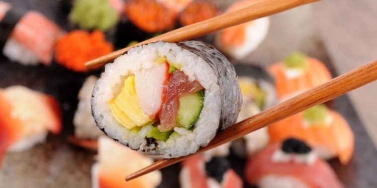 Шеф-повар ROCO Sushi делится своим мнением, как правильно есть суши