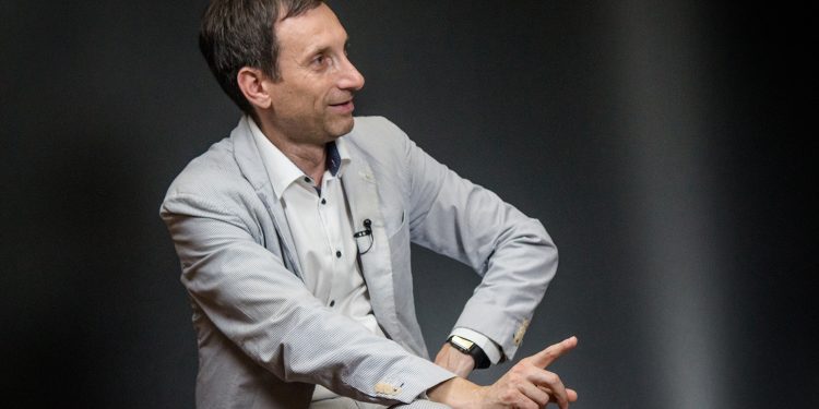 известный журналист и публицист