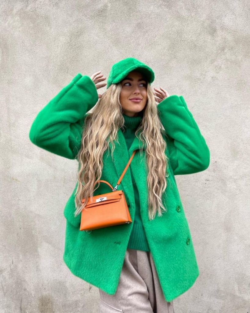 Белый, оранжевый и не только: топ-5 трендовых цветов 2022 года, которые стоит добавить в гардероб