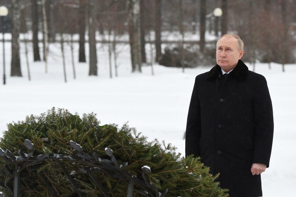 Владимир Путин на Пискаревском кладбище