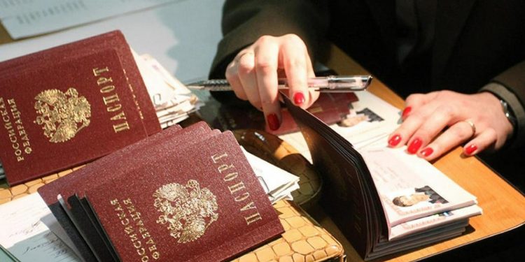 Отримання паспортів Російської Федерації