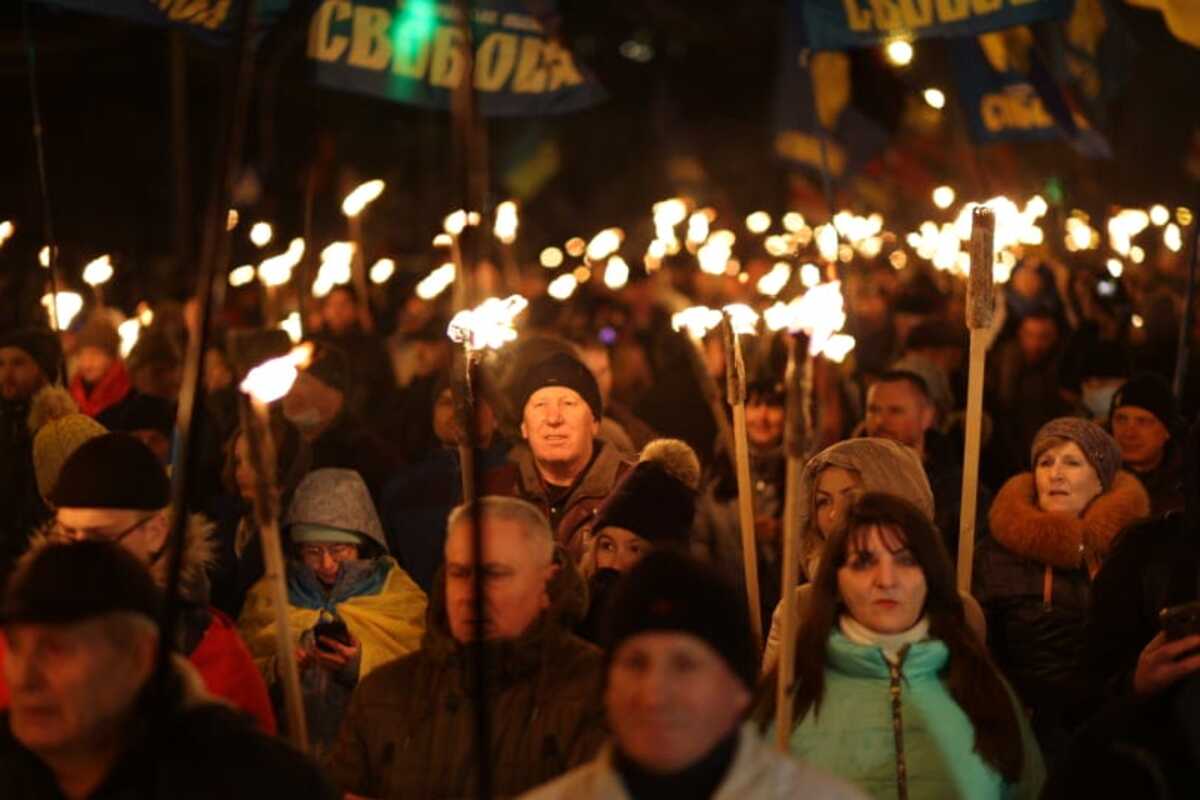 Марш бандеры. Факельное шествие на Украине 1 января. Киев день рождения Степана Бандеры с факелами. Марш националистов в день рождения Степана Бандеры 01 января.