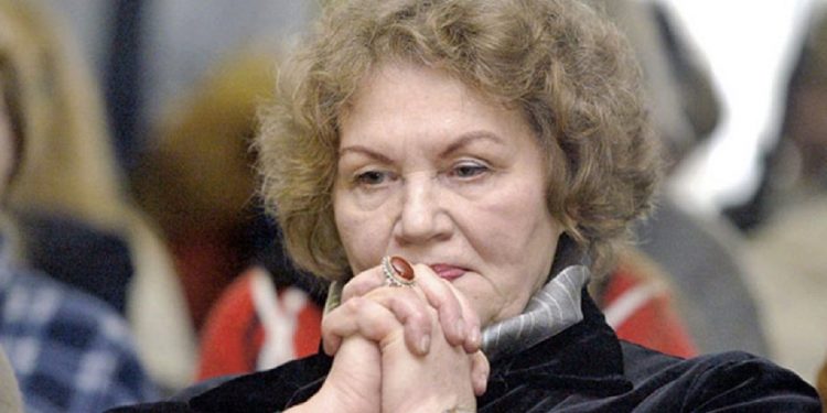 Маленький серый человечек творит большую беду.