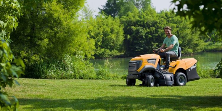 трактор-газонокосилка