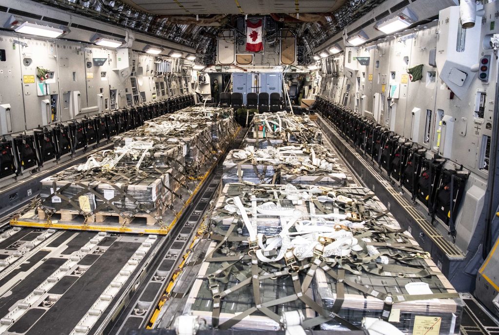 В Украину прилетел борт с особым военным грузом: министр обороны Канады рассказала, что получил Киев (фото)