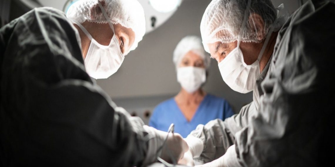 хирурги за работой